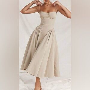 Elegant dress with adjustable straps